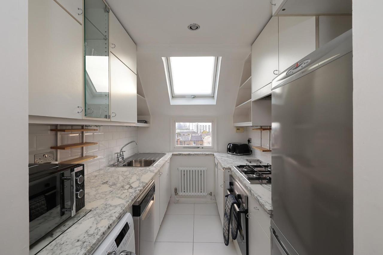 2 Bedroom Chic With Private Balcony In Notting Hill Apartment