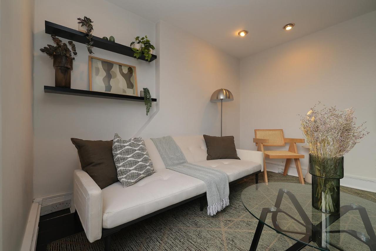 2 Bedroom Chic With Private Balcony In Notting Hill Apartment