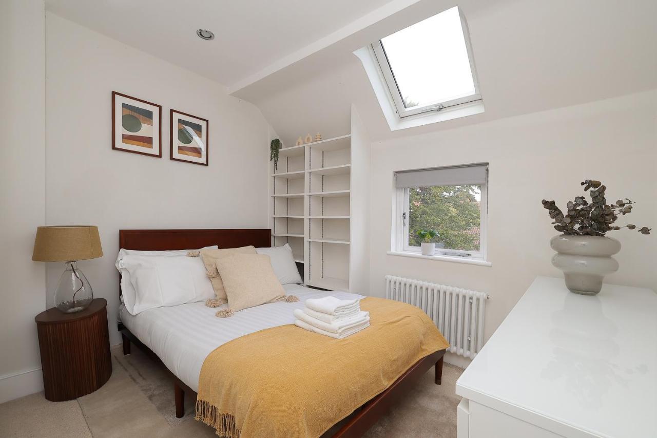 2 Bedroom Chic With Private Balcony In Notting Hill Apartment *