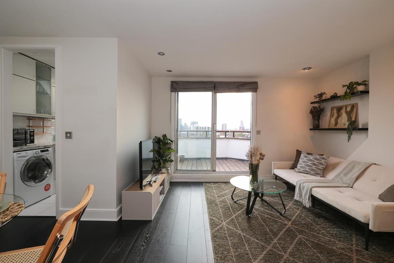 2 Bedroom Chic With Private Balcony In Notting Hill London