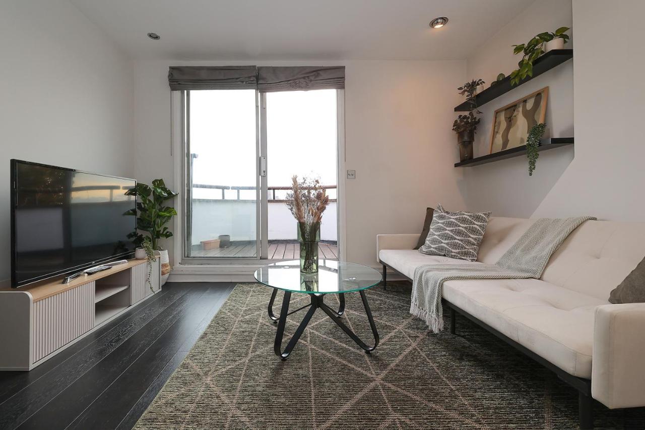 2 Bedroom Chic With Private Balcony In Notting Hill Apartment *