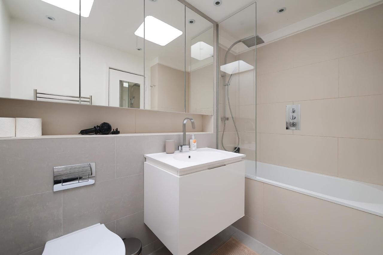 2 Bedroom Chic With Private Balcony In Notting Hill Apartment London